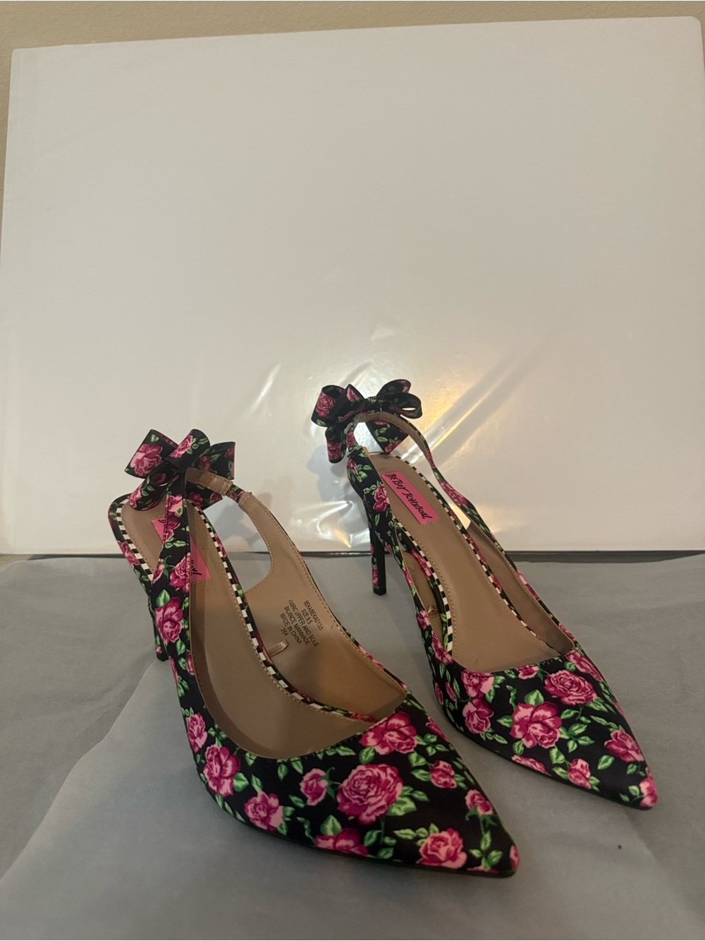 Betsey Johnson Black Floral Pointed-Toe Slingback Heels with Pink Roses - Picture 4 of 10